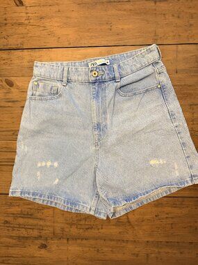 Zara Light Wash Distressed Denim Shorts High Rise Mom Fit | Size 8